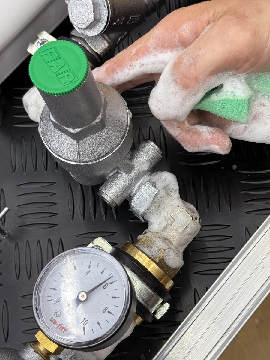 На каждом соединении — слой пены