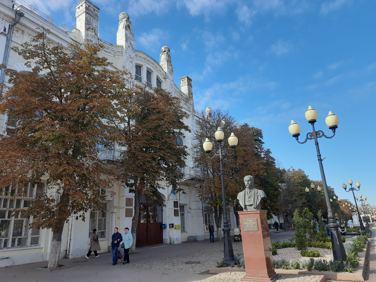 Слева здание администрации 