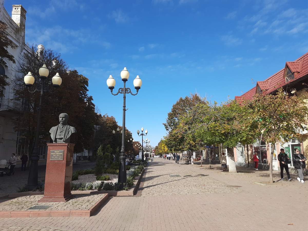 Памятник Ненашеву - городскому голове, много сделавшему для развития Ейска 