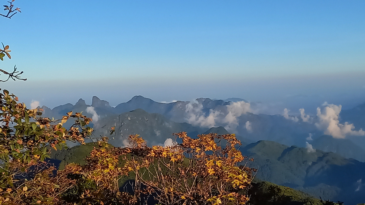 Вид с вершины Putaleng : гора Ngu chi son слева