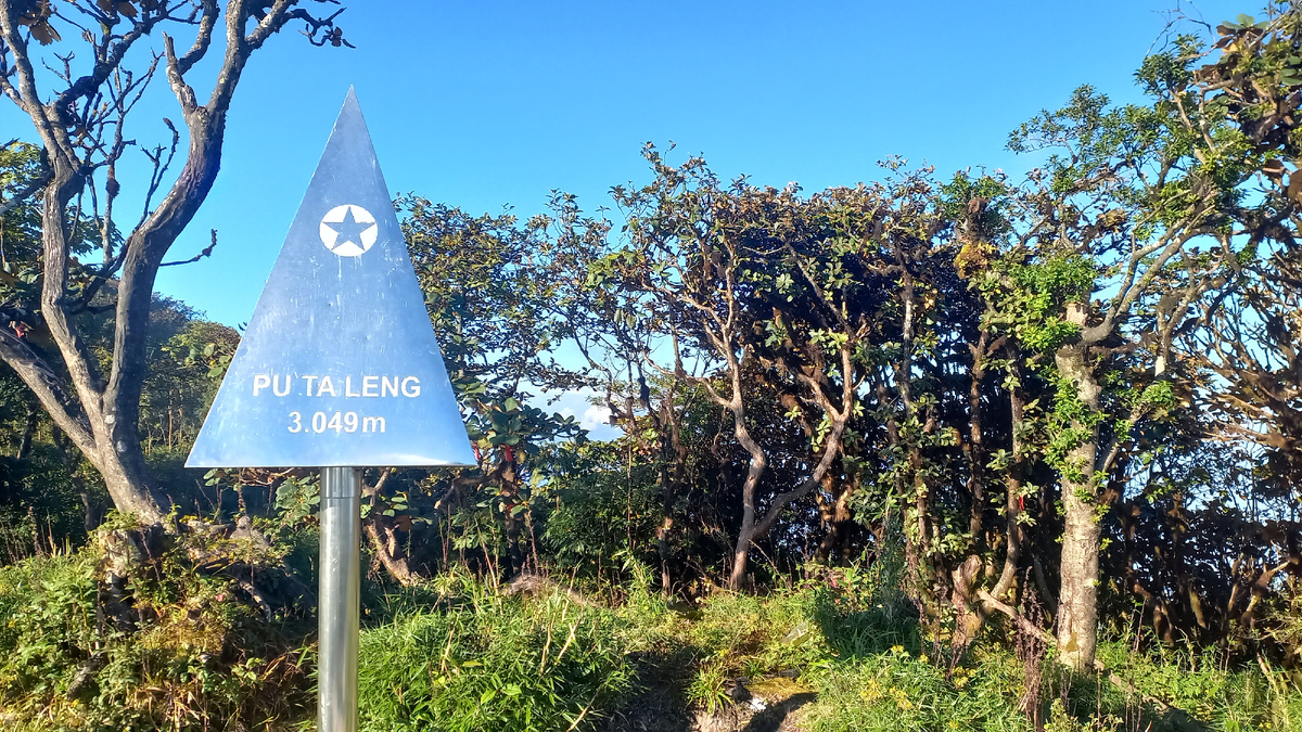 Такая пирамидка на вершине вьетнамской горы Putaleng 