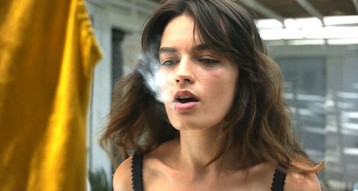 София тайком курит