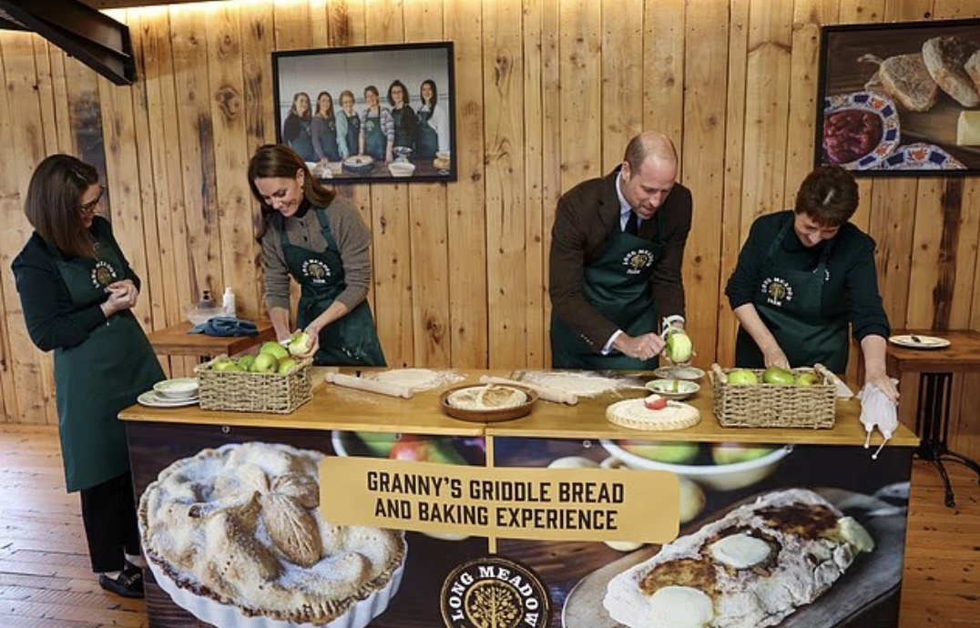 Кейт и Уильям были замечены чистящими яблоки для картофельно-яблочного пирога, застряв в фартуках.