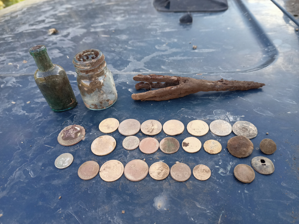 Светец,пузырьки и монеты.