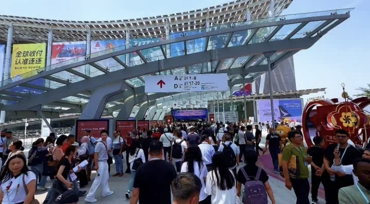 Фото с просторов интернета. Выставка и много людей 