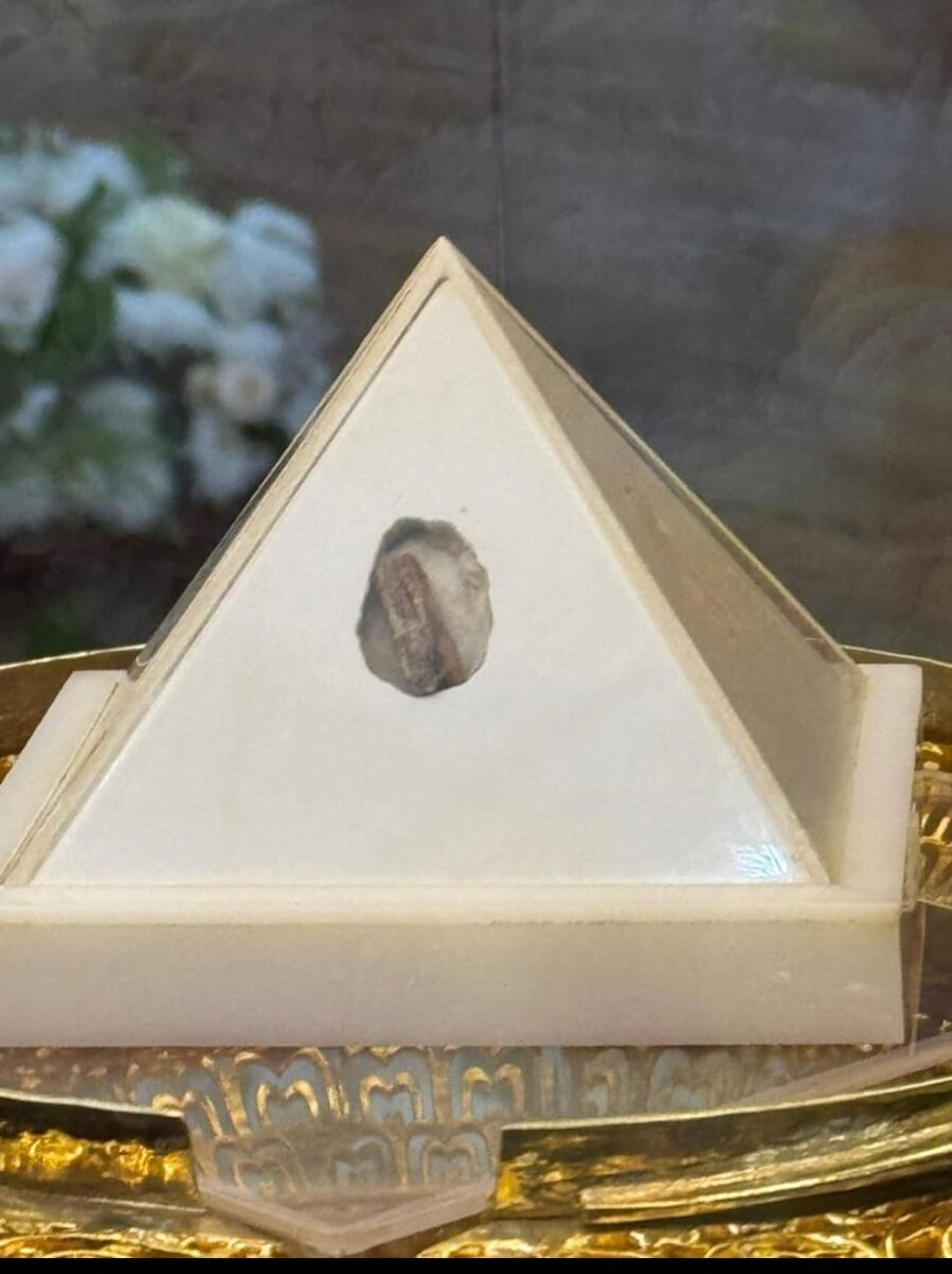 Ом мани падме хум.