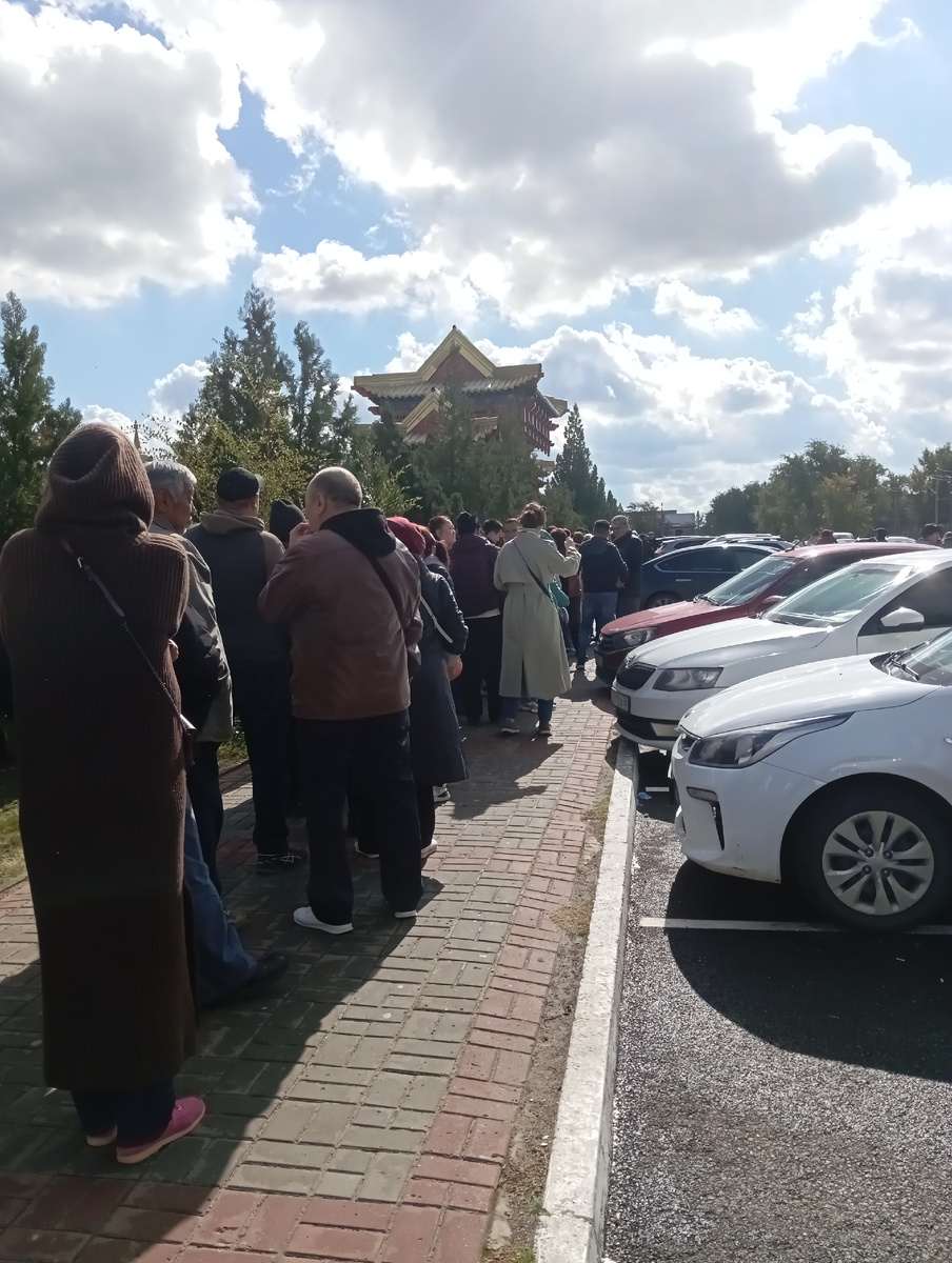 Небольшая часть очереди.