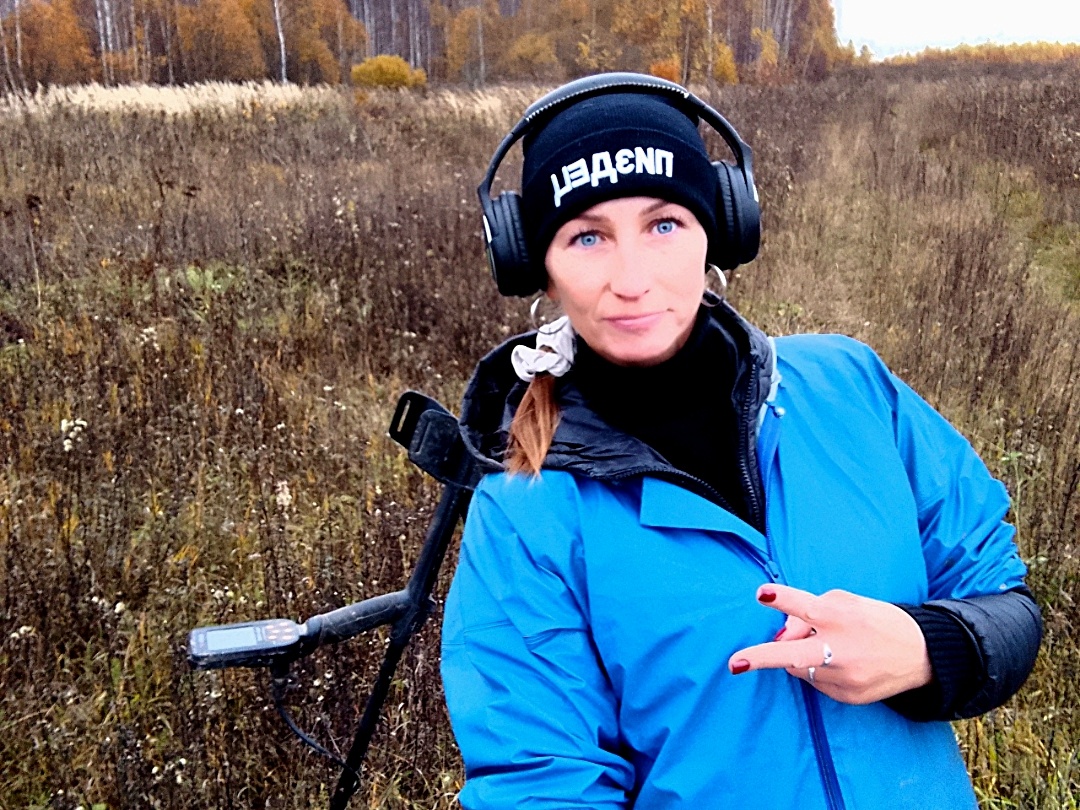 Иду-бреду, золотой червонец найду)).