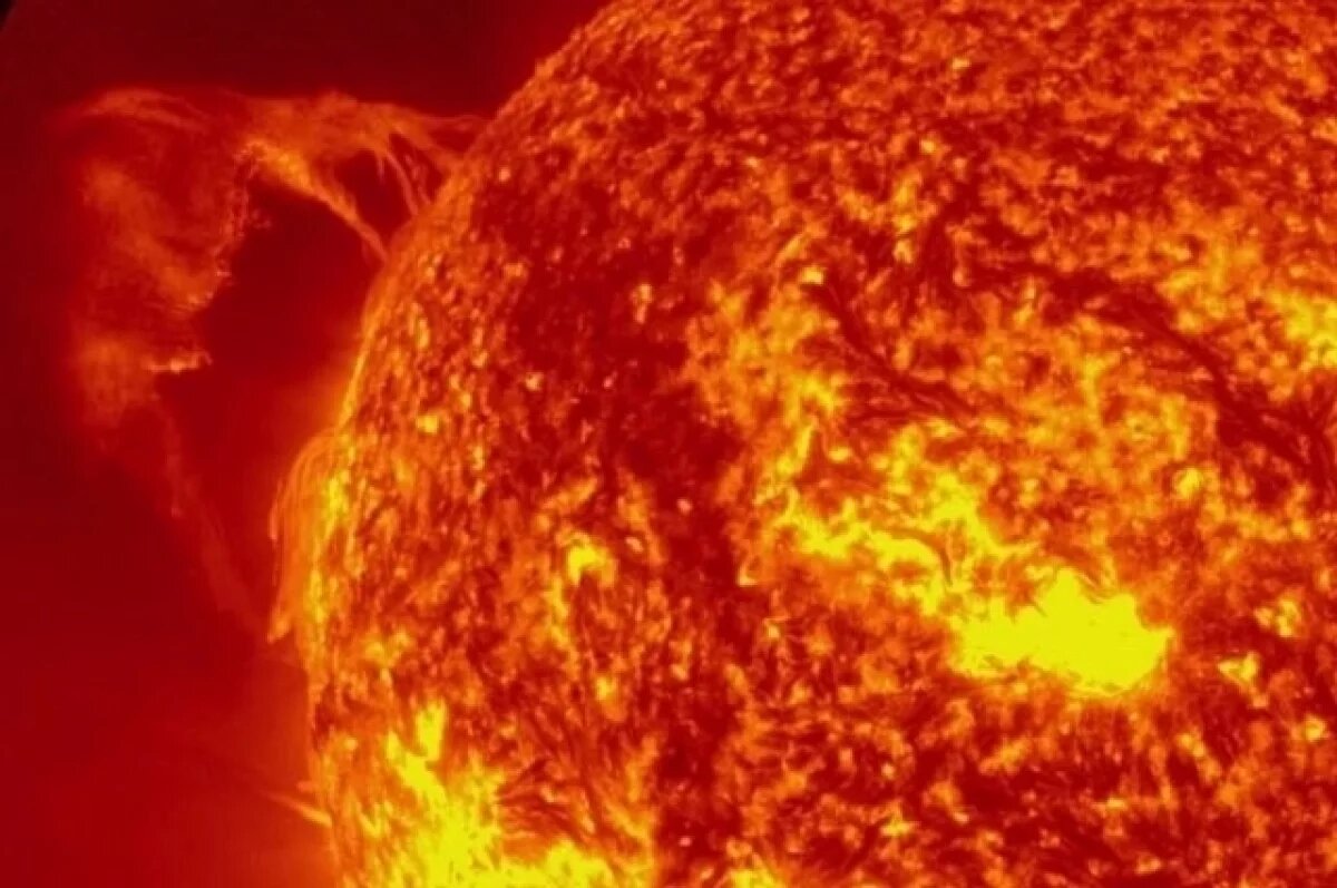    В ИКИ РАН заявили, что выброс плазмы от вспышки на Солнце прошел мимо Земли