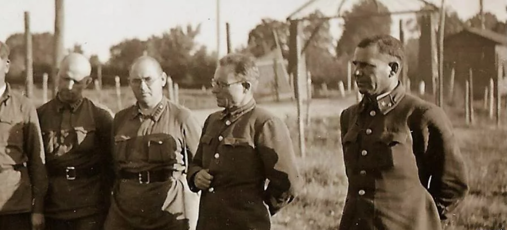 Советские военнопленные, в том числе и генерал. Источник - https://kv-bear.livejournal.com/487961.html