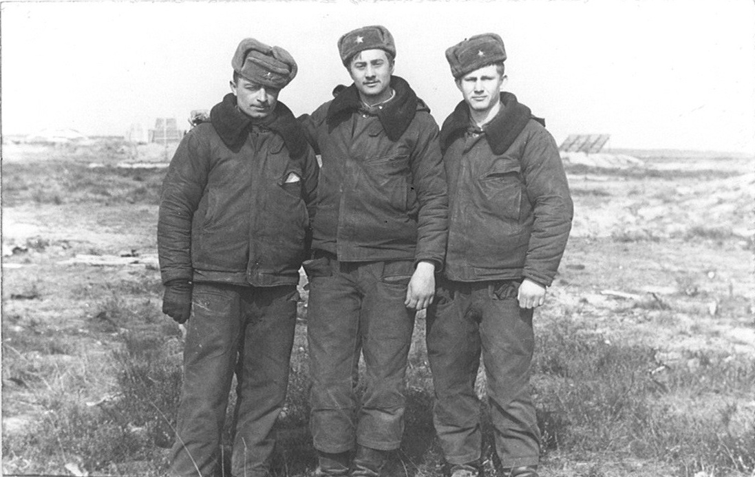 все в одинаковых комбезах...