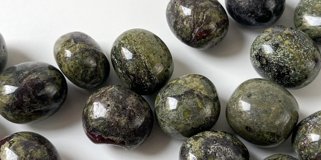 Яшма "Кровь дракона" и её свойства