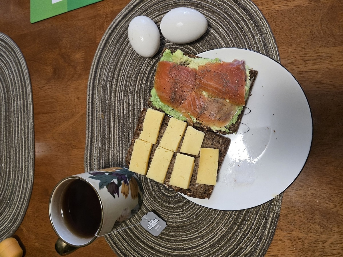    Беру пачку сливочного масла и пучок зелени - делаю вкуснятину на бутерброд к завтраку: и быстро и полезно