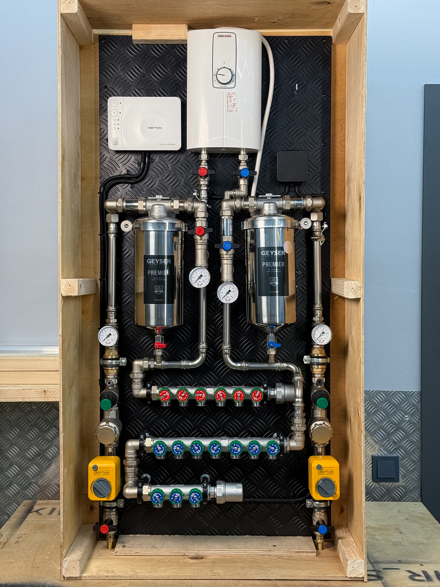 Этот узел ввода воды был собран для квартиры, где за каждый сантиметр нужно было бороться