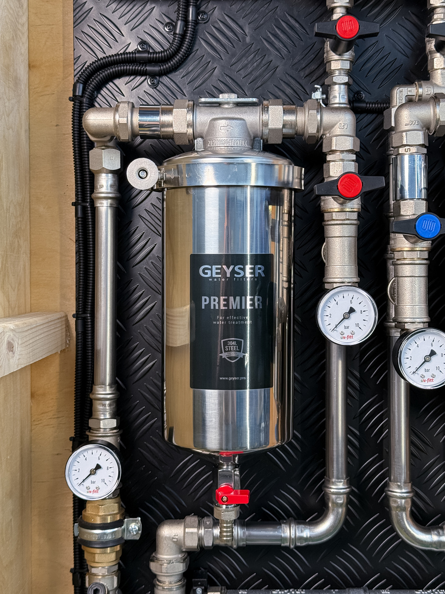 Чтобы добиться нужных размеров, изменили даже подводку к магистральным фильтрам