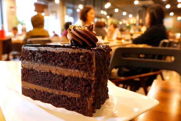 Шоколадный торт "Прага" со сгущенкой, абрикосовым повидлом и помадкой: влажные коржи, слои сладости и гладкая глазурь. Яркий вкус праздника!