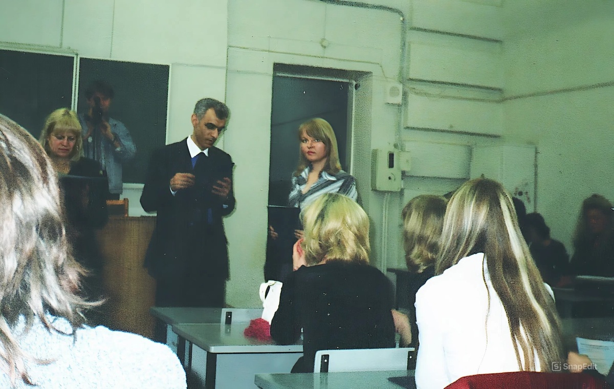 Наш декан Самвел Мамадович Кочои вручает мне диплом в 2004 году