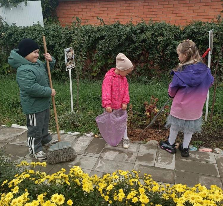 Дети бережно подошли к выполнению задания, понимая важность дела. 