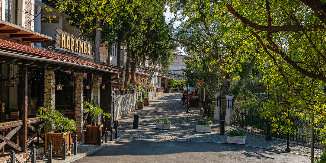 Прогулка по старому городу: как Алупка расцветает с каждым годом! Крым.