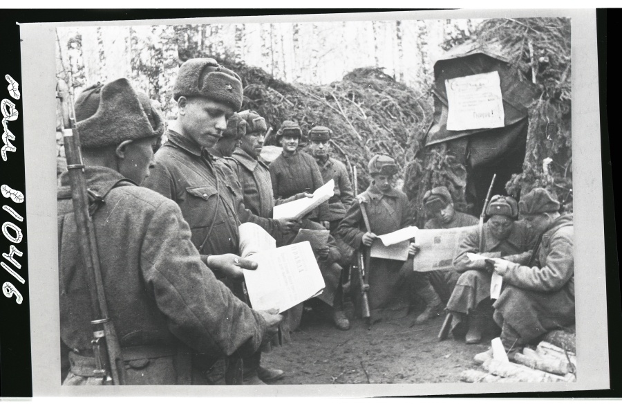 «Газету привезли». Фото Михаила Савина