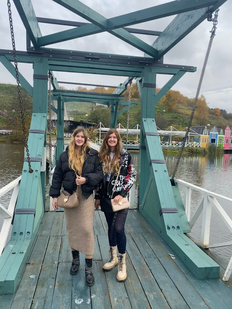 Попасть на тот берег можно через разводной мост, стилизованный под Голландский стиль. В этом же стиле и домики-кафе, на другом берегу. 