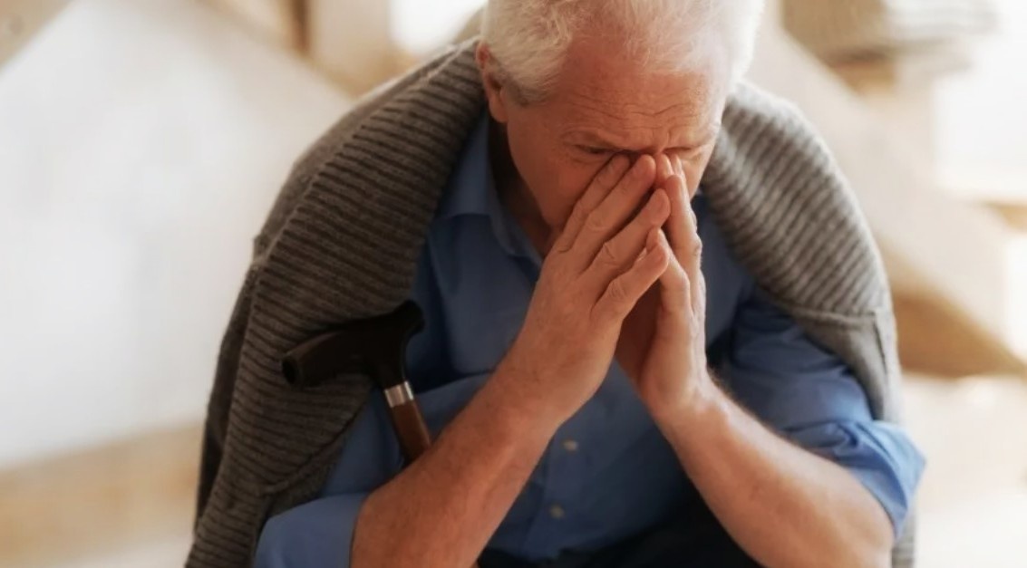 И вот о чём я хочу вам рассказать сегодня: есть запахи тела, которые нельзя игнорировать. Они — как сигнальные лампочки вашего организма. И если вы их услышали, точнее — почувствовали, бегите к врачу, не откладывайте.
