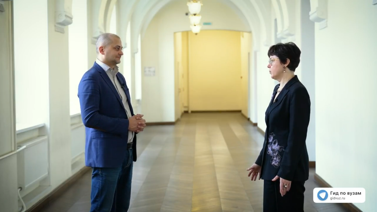 Интервью в ГБОУ СОШ №47 Петроградского района Санкт-Петербурга. Слева: Гетц Роман, главный редактор СМИ «Гид по вузам», справа: Обухова Марина Юрьевна — директор ГБОУ СОШ №47 Петроградского района Санкт-Петербурга.