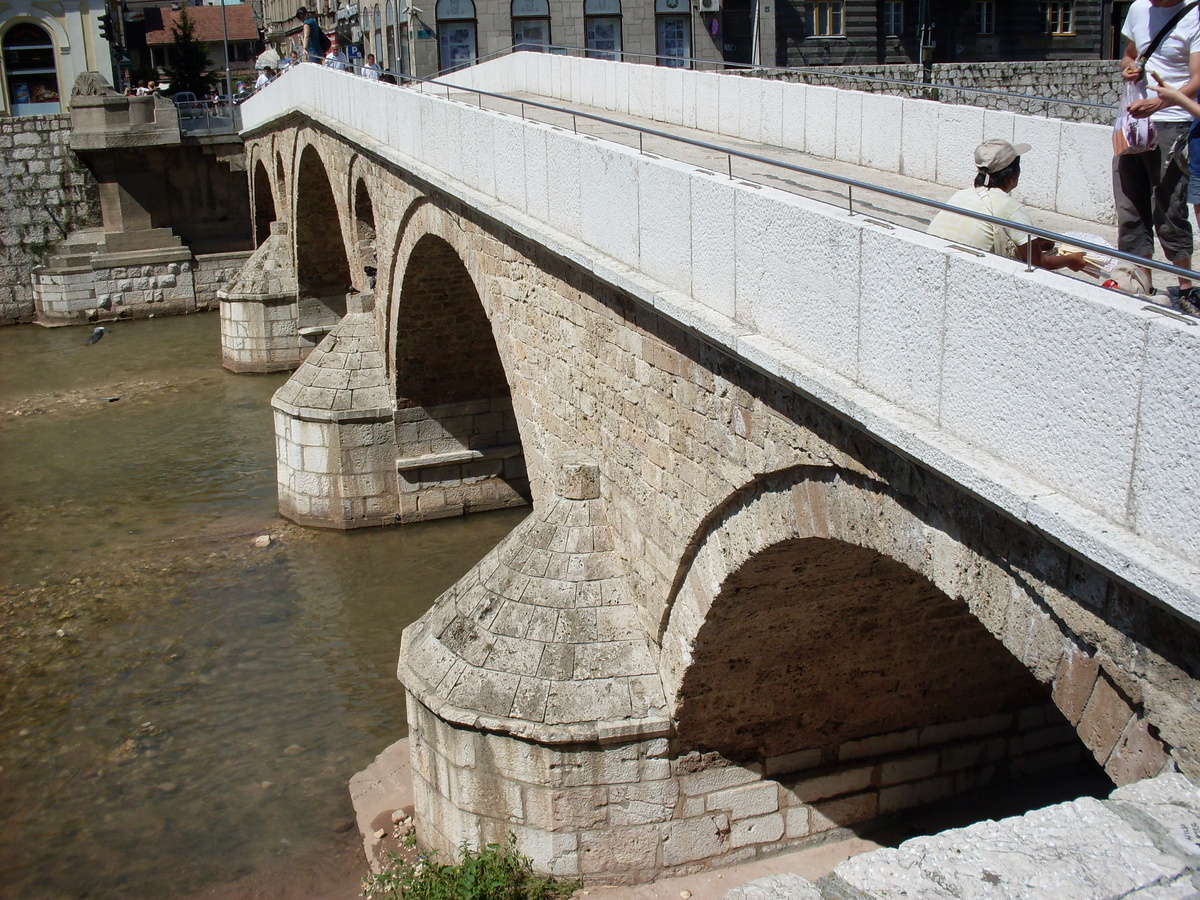 Латинский мост на реке Миляцка — рядом с ним всё и случилось.