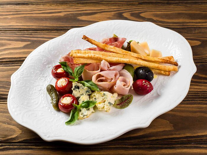 Антипасти в ресторане Villa Pasta