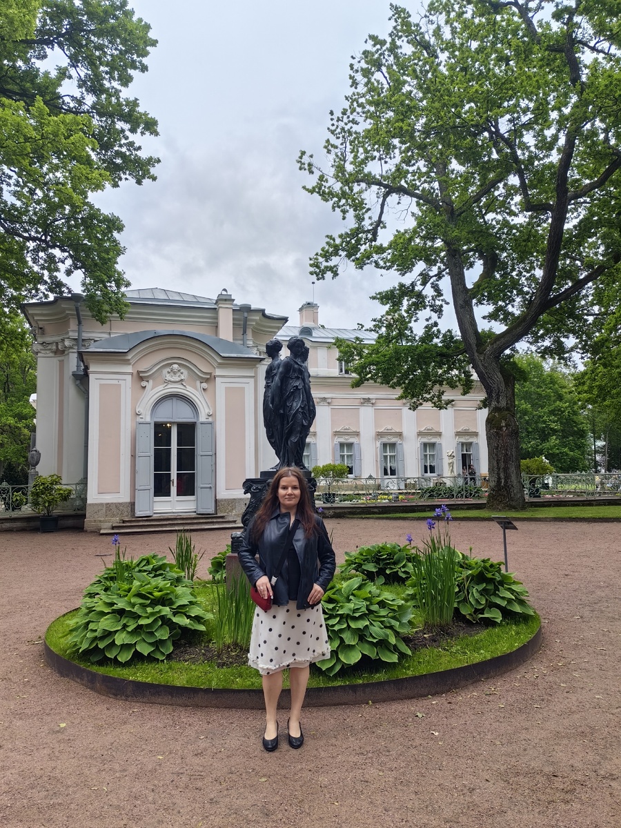 Скульптура "Три грации" рядом с Китайским дворцом. И моя грация.