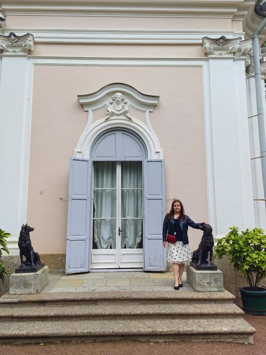 Скульптуры двух собак у бокового входа. Им зачем-то натирают носы.