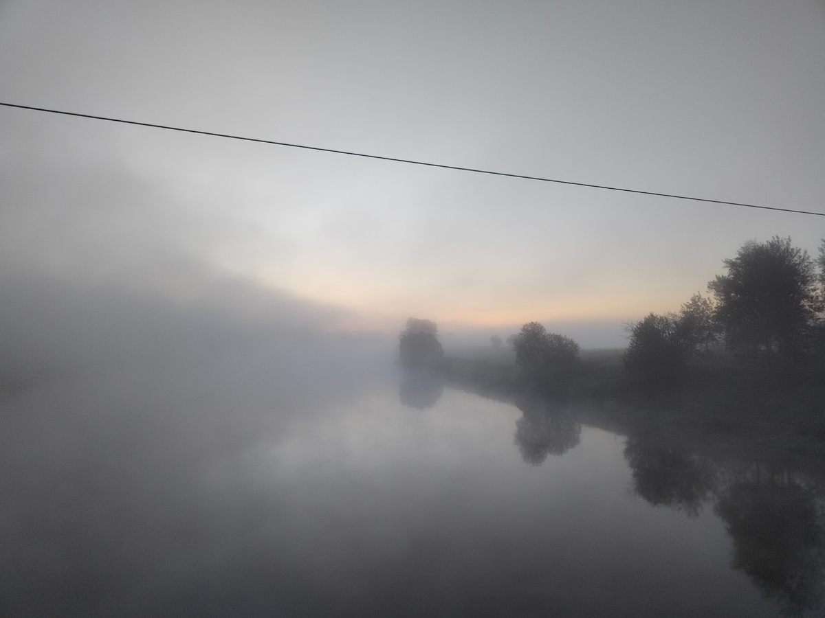 Туман накрывает реку.