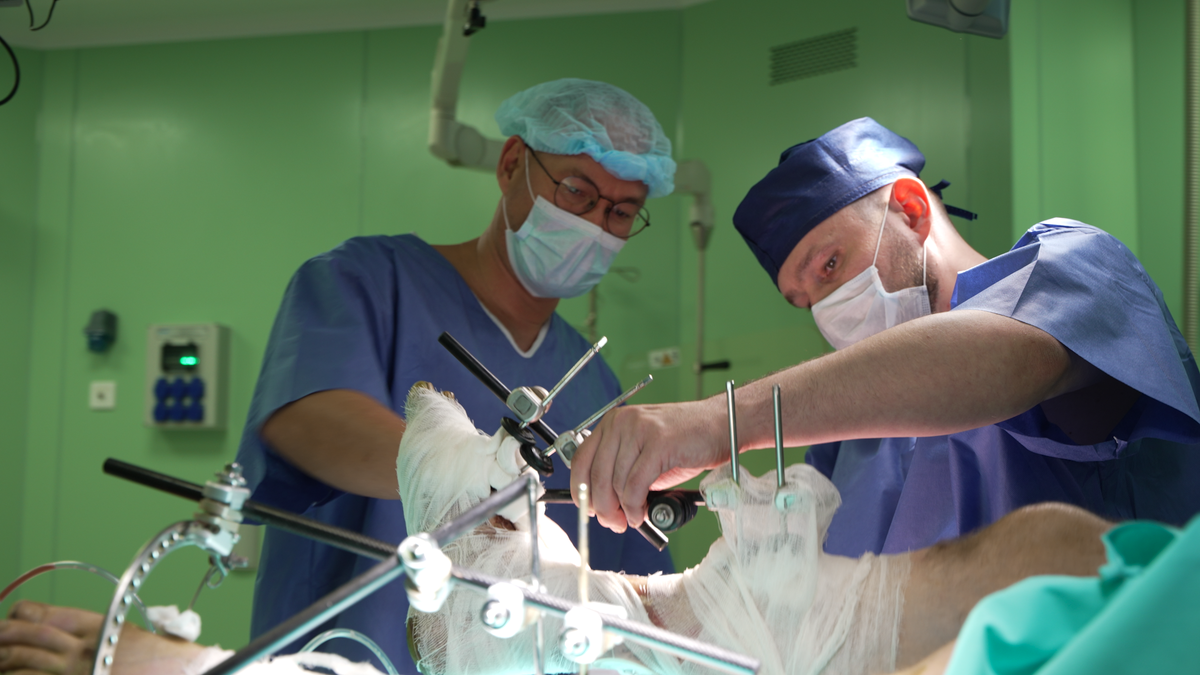 Хирурги осматривают ногу пациента