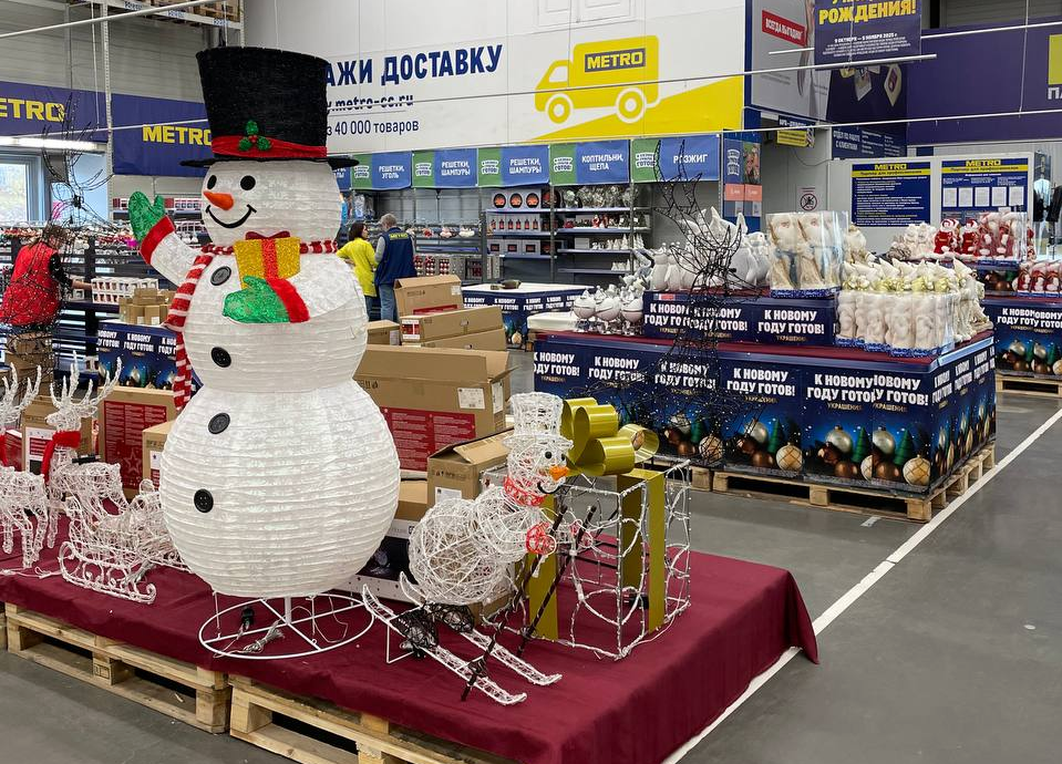 Например, в местном Метро уже появились первые снеговики 