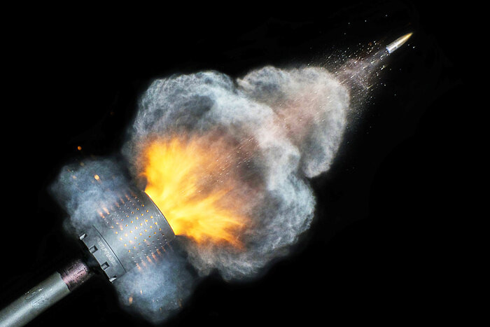 На большой высоте скорость пули начинает снижаться, и снаряд летит вниз по параболической траектории