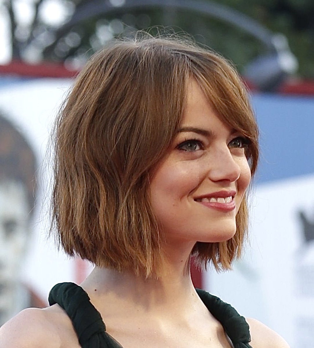 Эмма Стоун с текстурным бобом: мягкие пряди, лёгкая небрежность.