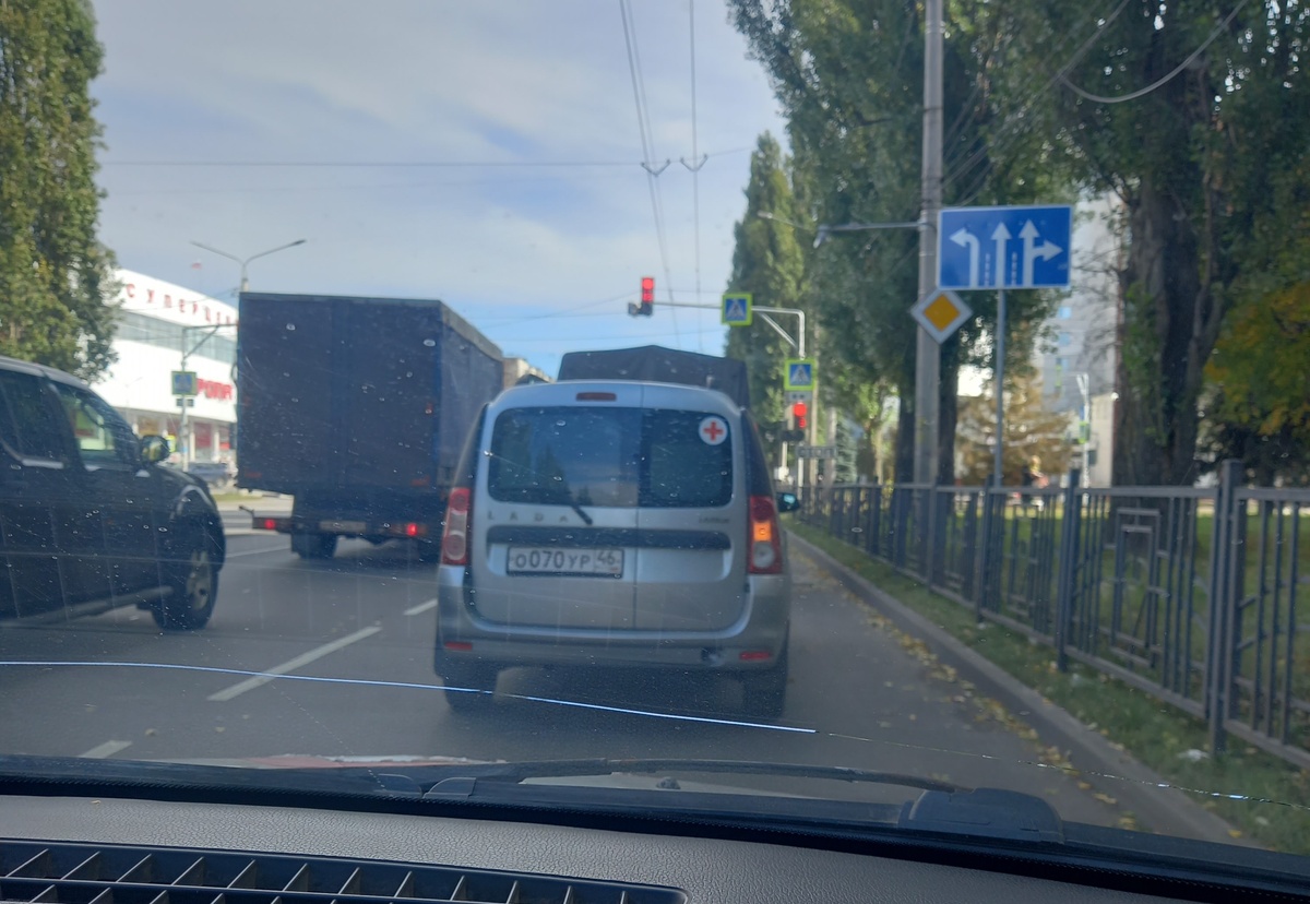 Нижний край задних колес чуть выше капота нашего автомобиля