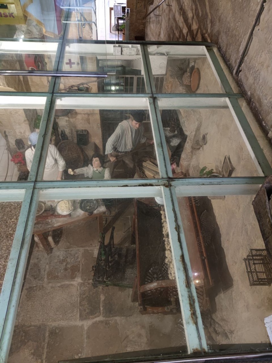 Вид на раскоп сквозь стеклянный пол