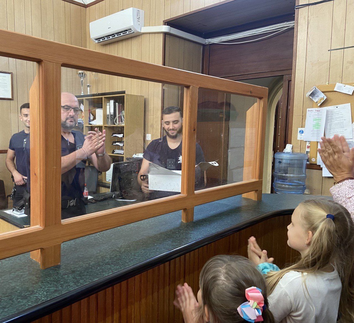 Дети и полицейские аплодируют друг другу