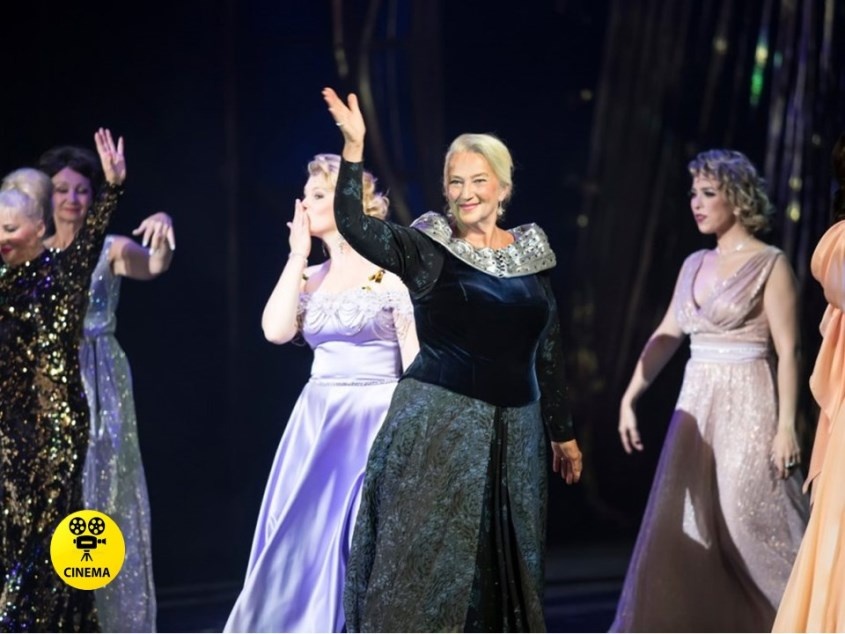 На сцене Санкт-Петербургского театра музыкальной комедии.