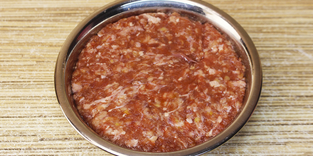 Золотистый рулет из слоеного теста с фаршем, помидорами и луком – быстрый рецепт, который покорит каждого!