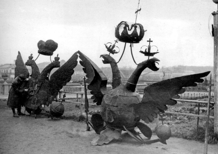 Двуглавые орлы были демонтированы. / Фото: www.static.news.ru