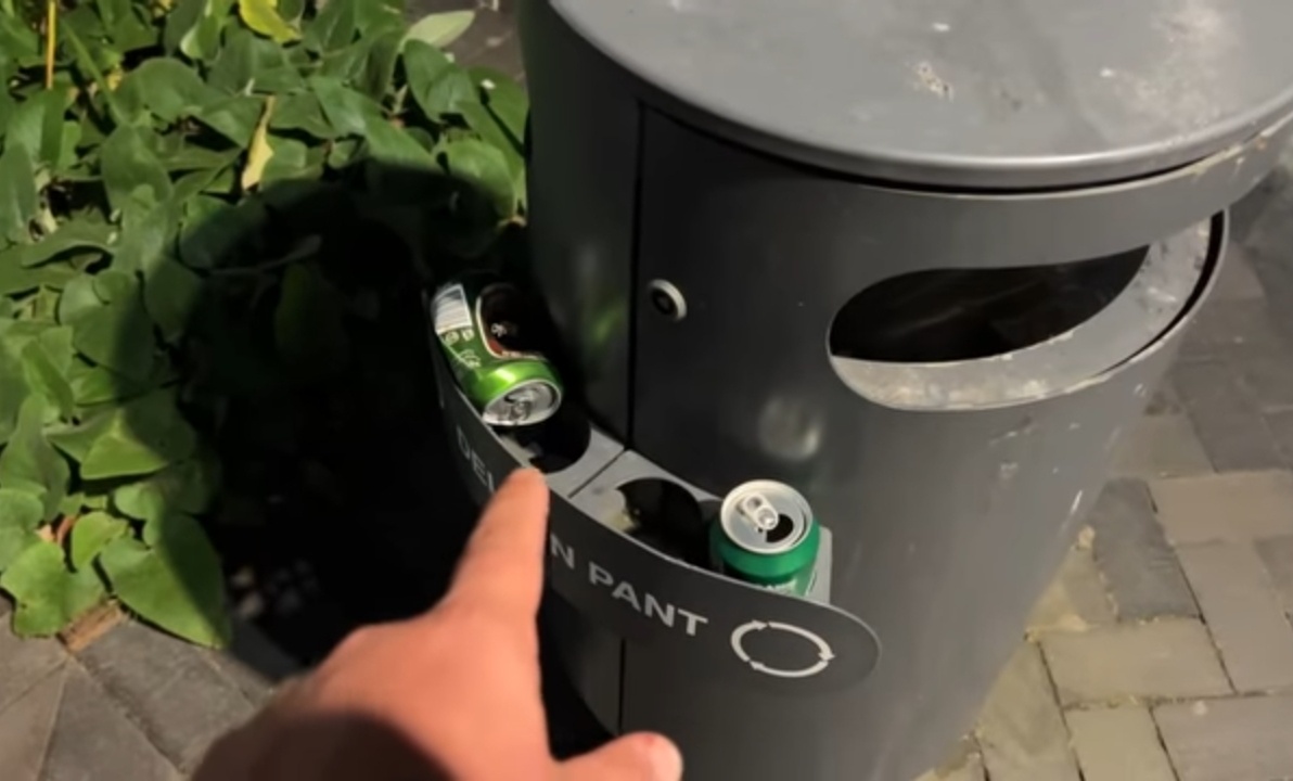 Но и в этом деле всё непросто - есть конкуренты. Можно выйти удачно и набрать много банок, а можно пройти по тем местам, где уже прошли другие, как говорится, по оборышам. Поэтому надо выходить вечером не слишком поздно, пока все банки ещё на месте, но и не слишком рано, потому что их будет мало. Такие вот секреты успешного заработка.