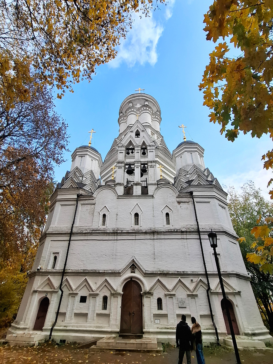 Храм Усекновения главы Иоанна Предтечи. Полноценной фотографии у меня не получилось, так как храм очень плотно окружён деревьями. Фото автора.
