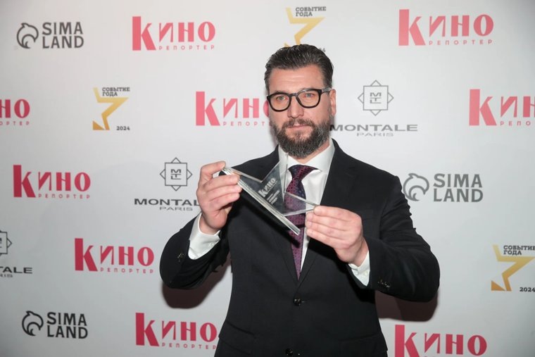    Александр Устюгов — российский актер театра, кино, телевидения и дубляжа, режиссер театра и кино, кинокомпозитор, музыкант