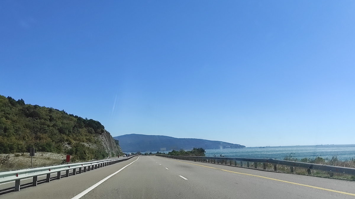 Красивые виды по пути. Фото: Кирилл Полиенко/Polienko: путешествуем вдвоём