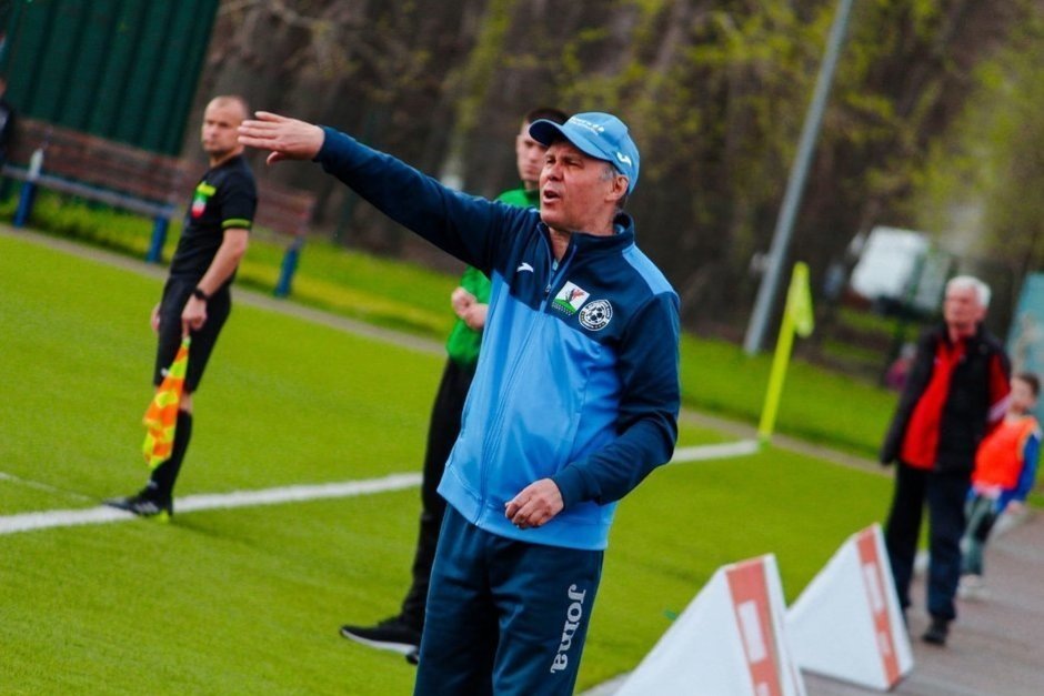    Владимир Барышев на тренерском мостике «Алабуги». предоставлено realnoevremya.ru федерацией футбола РТ