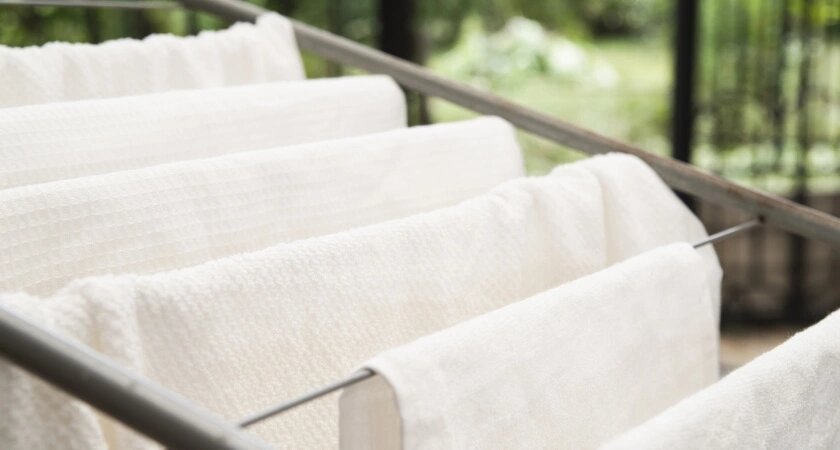    3 ложки на таз — и белые вещи чище новых: даже пожелтевшая "тряпка" ослепит белизной — полезный совет