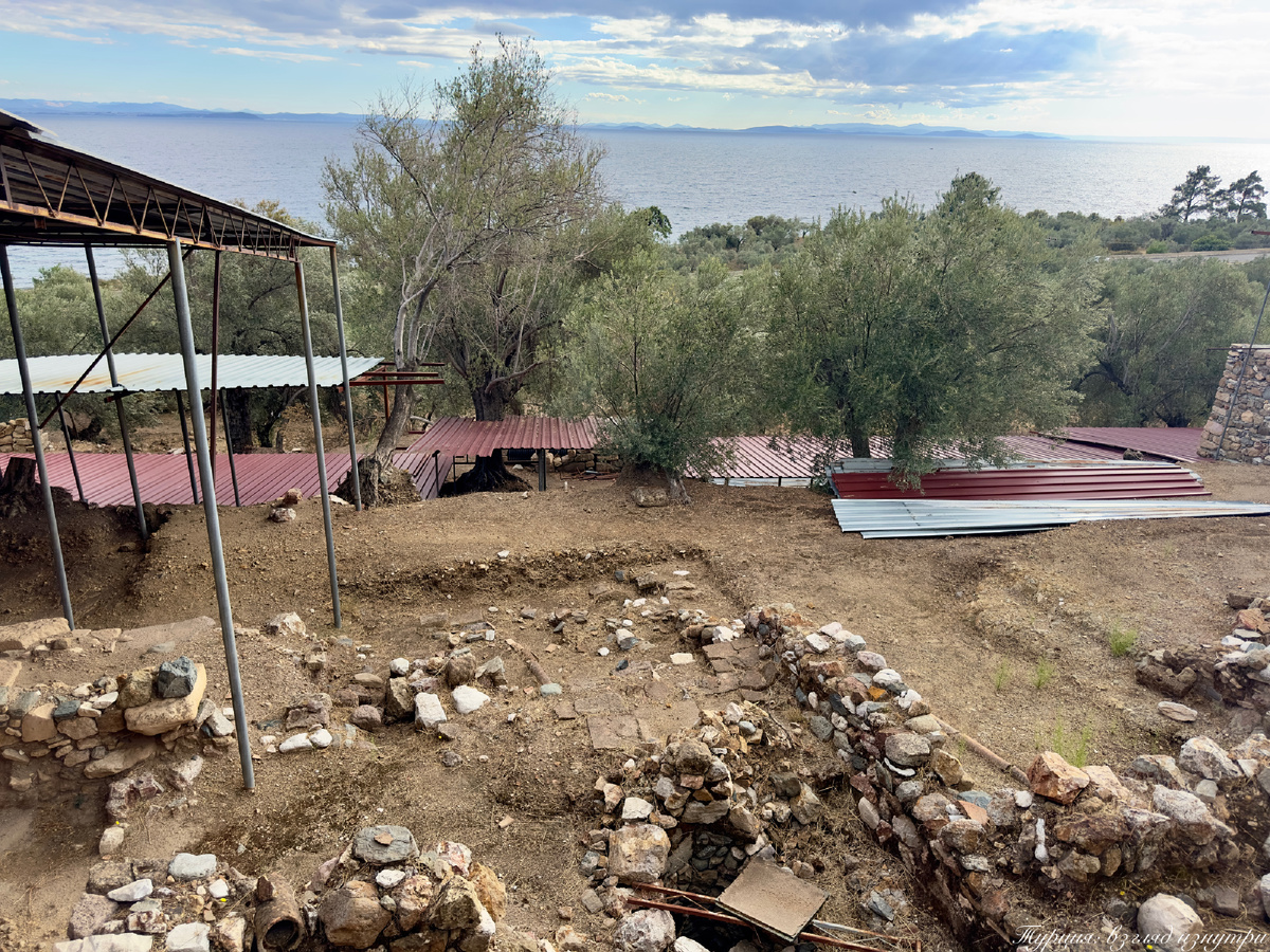 Можно представить, как древние жители этих мест любовались потрясающими видами на Эгейское море