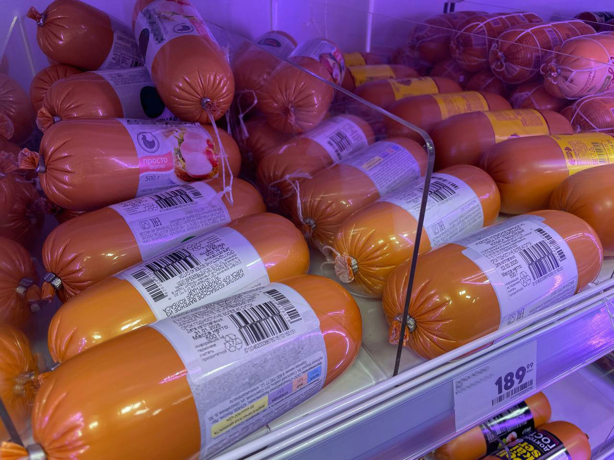    Подруга-продавец рассказала, зачем люди покупают в «Светофоре» по 10-20 палок колбасы и по 20 кг сосисок